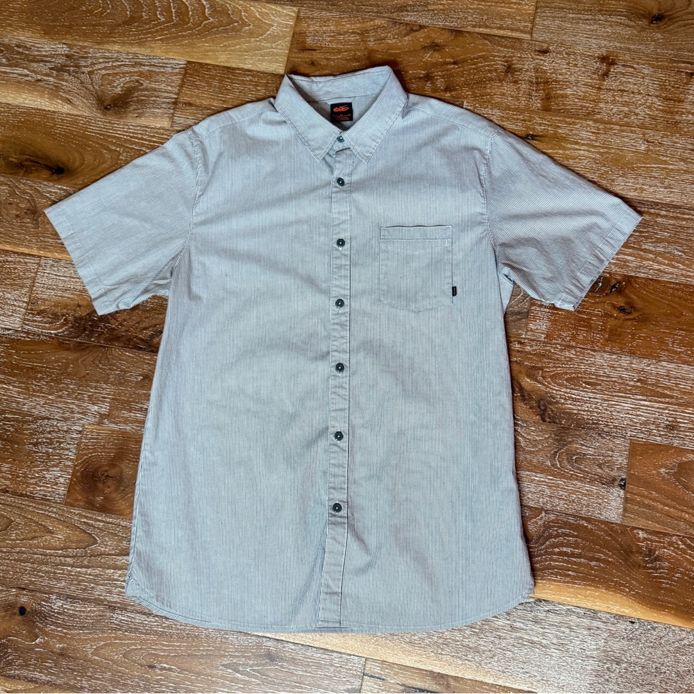 Nike 6.0 Men’s XL short sleeve button-up shirt w/ gray & white skater style